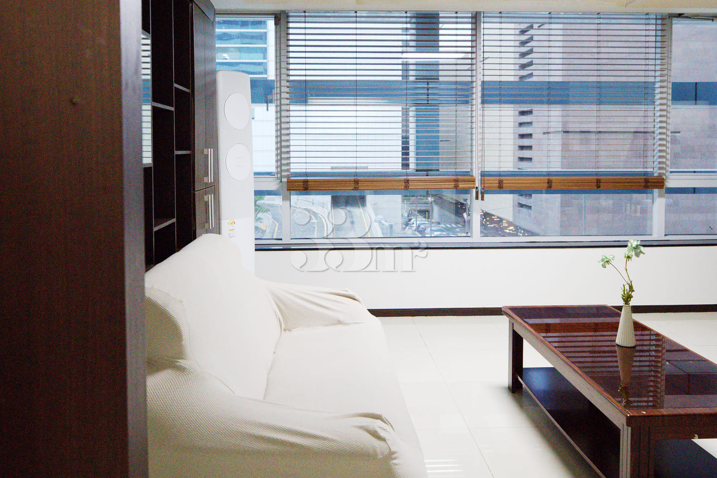Luxurious three-bedroom, fully furnished 18th image