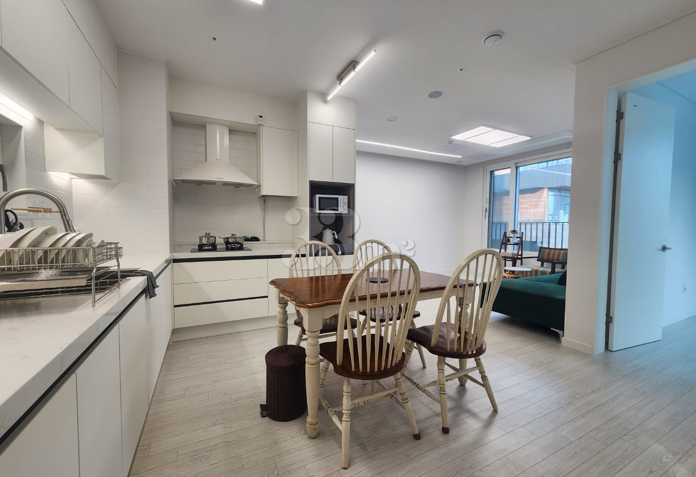 Apartment-style layout: 2 bathrooms 9th image