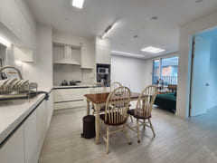 Apartment-style layout: 2 bathrooms 9th image