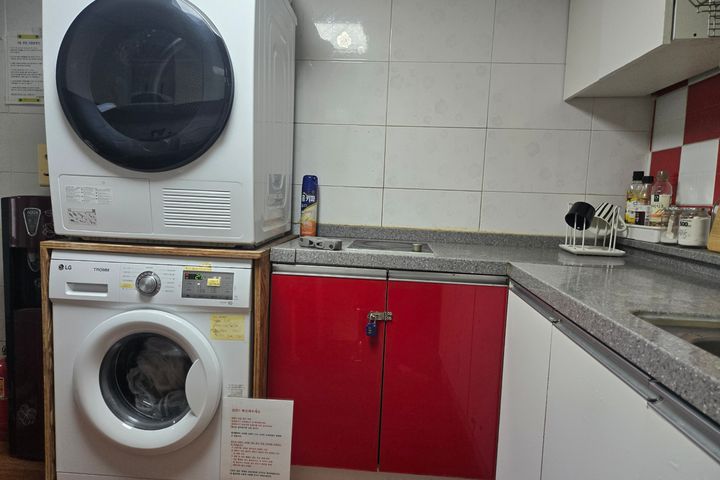 Fully furnished, women-only accommodation nea 10th image