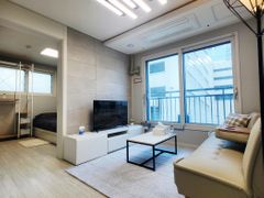 ☘️ Two-bedroom apartment near Yeongdeungpo-gu 0th image
