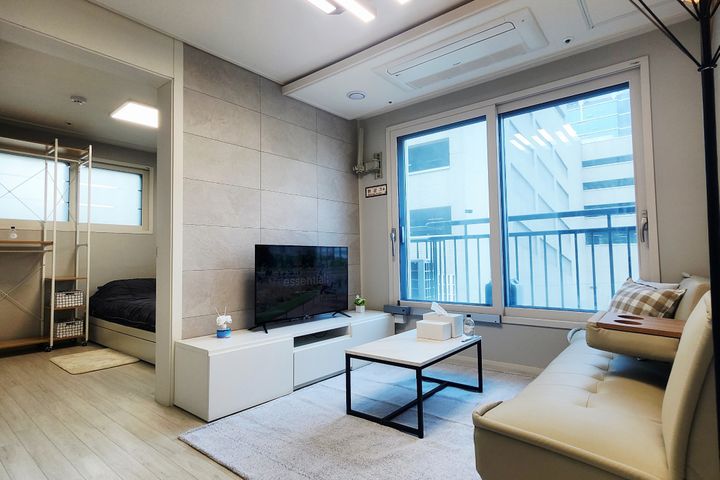 ☘️ Two-bedroom apartment near Yeongdeungpo-gu 0th image