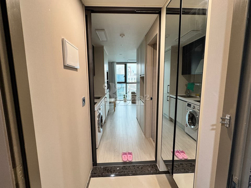 Fully furnished unit right in front of the Se 17th image