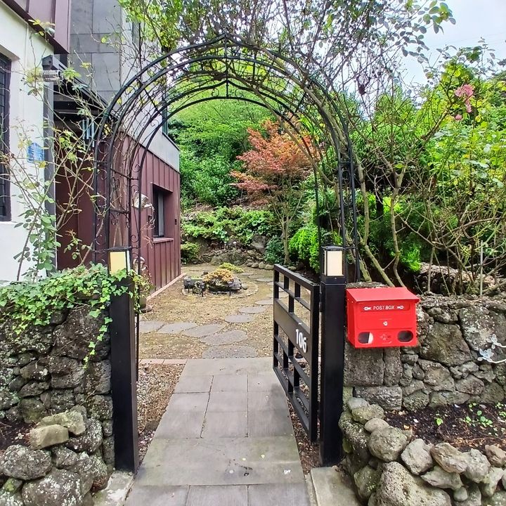 Three-bedroom detached house with a fireplace 방 이미지