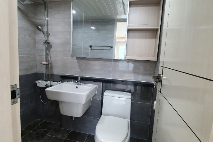 Clean and conveniently located (302) 6th image