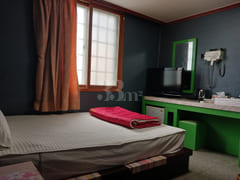 Motel bed room 1th image