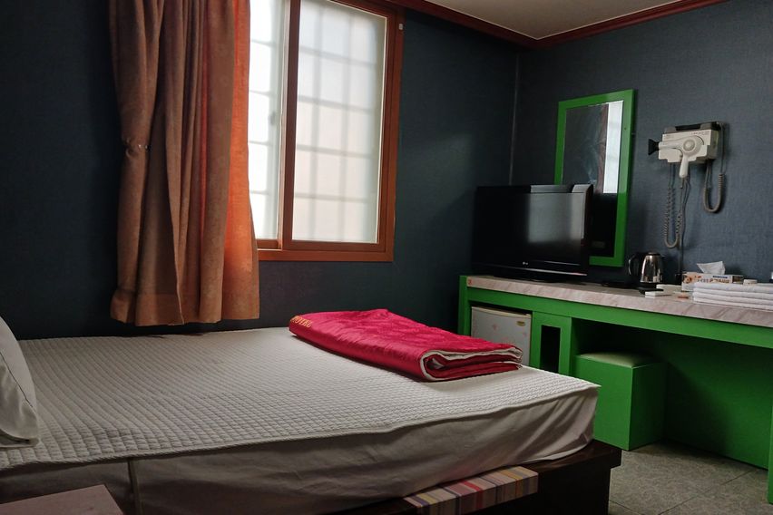 Motel bed room 1th image