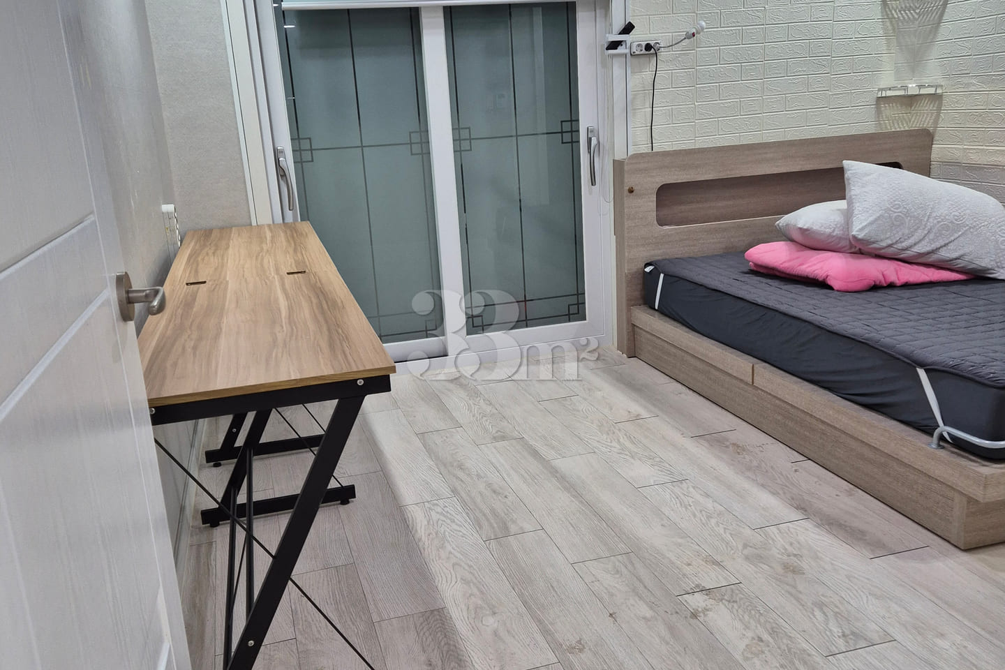 Pet-friendly, ceiling fan, queen-size bed, dr 9th image