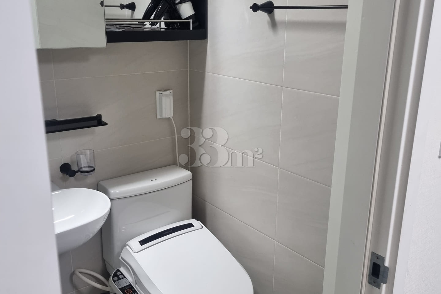 Fully furnished studio apartment, 3 minutes f 1th image