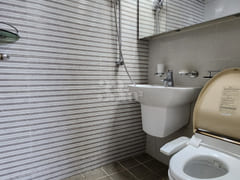 6 bedrooms, 4 bathrooms 6th image