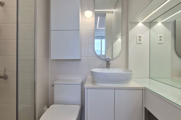Newly built apartment within walking distance 12th image