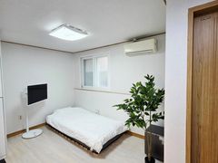 A room with excellent transportation links an 0th image