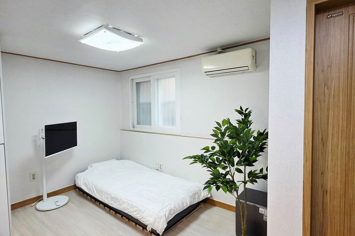 A room with excellent transportation links an 0th image