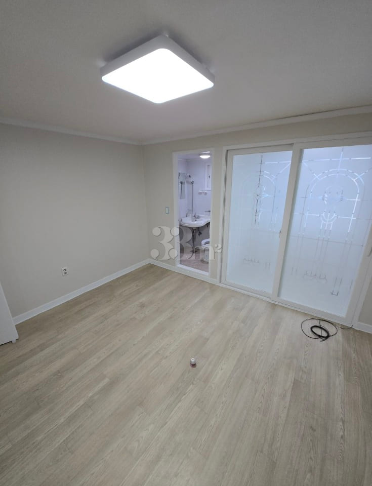 A stylish and neat studio apartment 3th image
