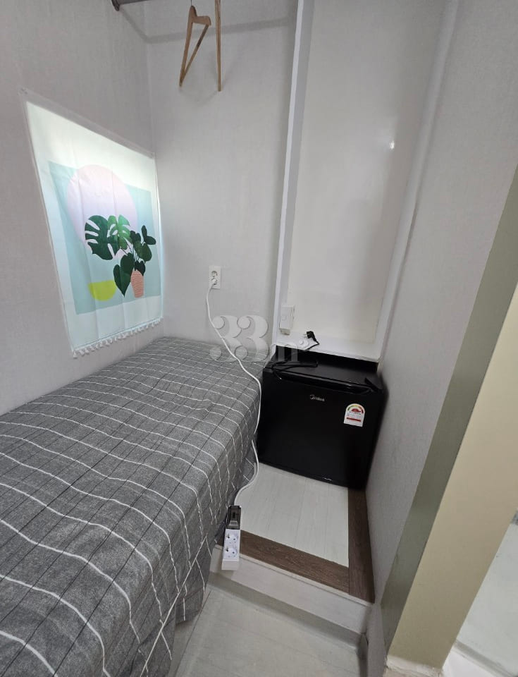 Clean shower room 6th image