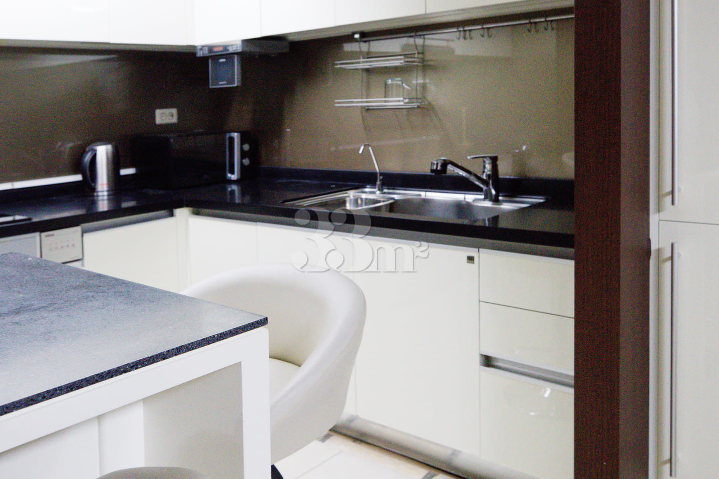 Luxurious three-bedroom, fully furnished 13th image
