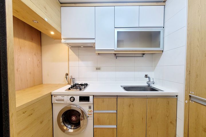🤵 High-rise view near Sinchon Station (Unit 10th image