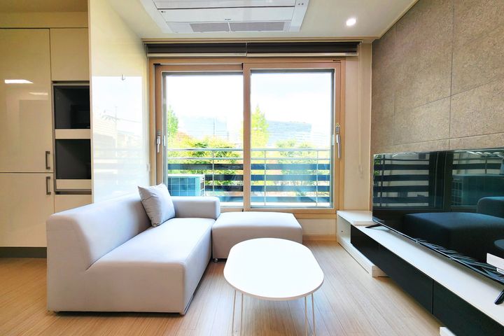 Two-bedroom apartment with full options, 5-mi 1th image