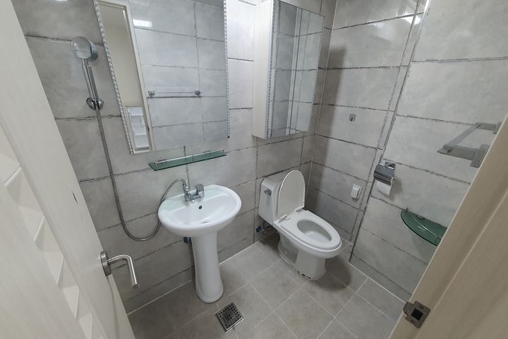 Clean, fully-furnished studio apartment 4th image