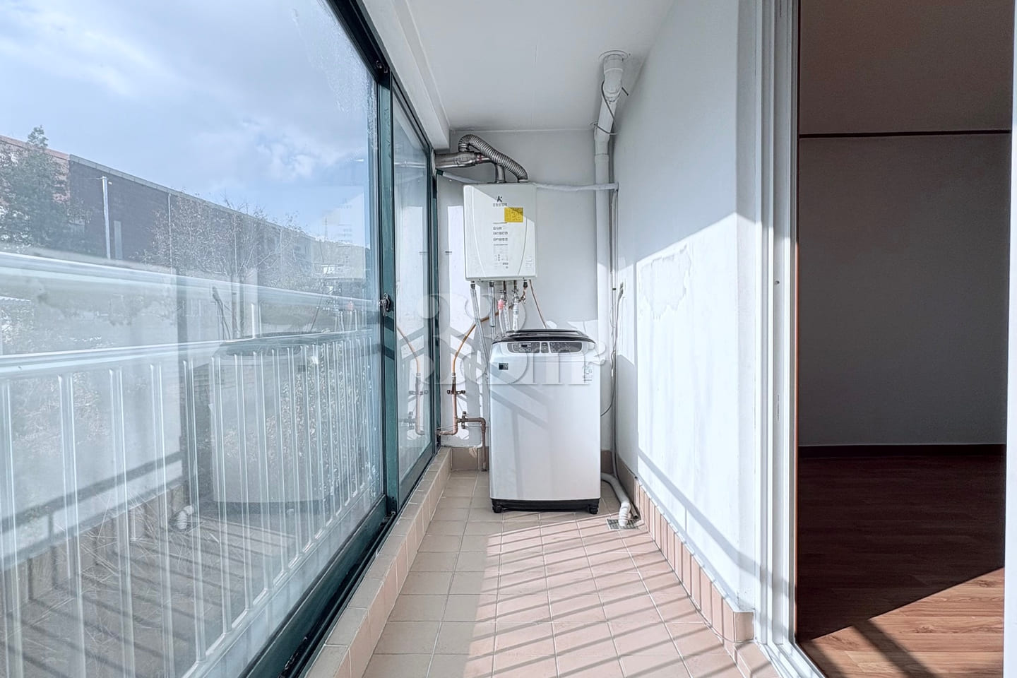 Spacious studio apartment near Deokgye Statio 3th image