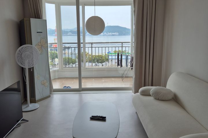 3-bedroom apartment with an ocean view 1th image