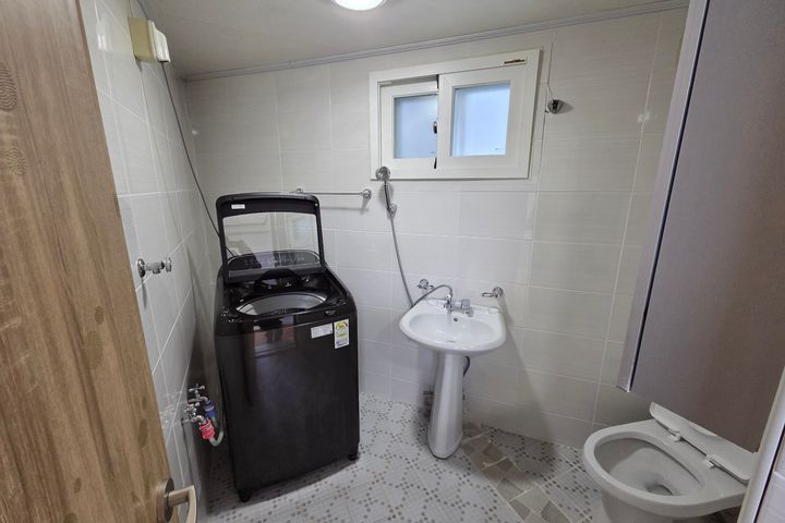 Spacious and affordable room B 2th image