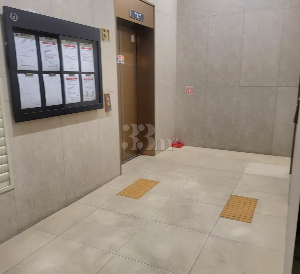 New studio apartment in a prime location righ 14th image