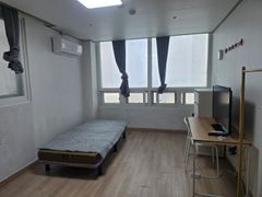 Room 403 5th image