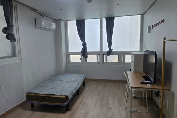 Room 403 5th image