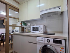 Comfortable Queen-Size Studio 4th image