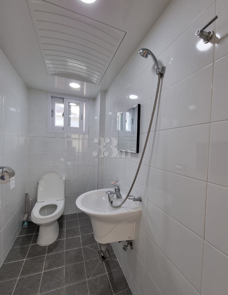 4. Fully renovated, 2 rooms with good natural 9th image