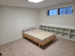 Spacious 2-bedroom unit + rooftop terrace 3th image