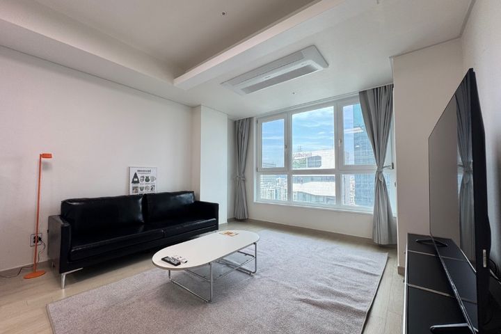 Newly remodeled, fully furnished, 3 rooms 3th image