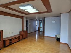 40-pyeong apartment with 4 large rooms 1th image