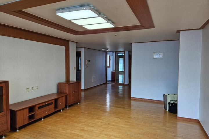 40-pyeong apartment with 4 large rooms 1th image