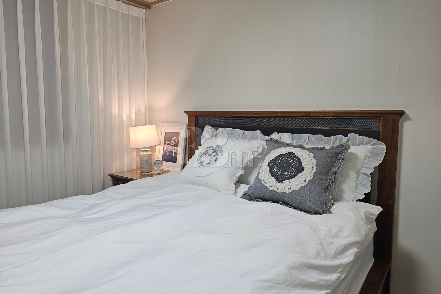 1 minute from the Han River; fully furnished; 4th image