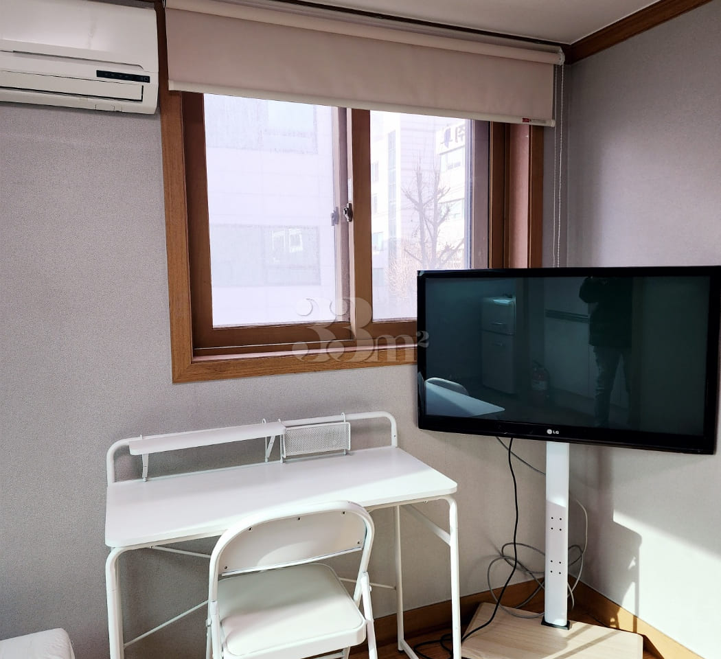Large window, quiet and cozy 306 4th image