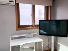 Large window, quiet and cozy 306 4th image