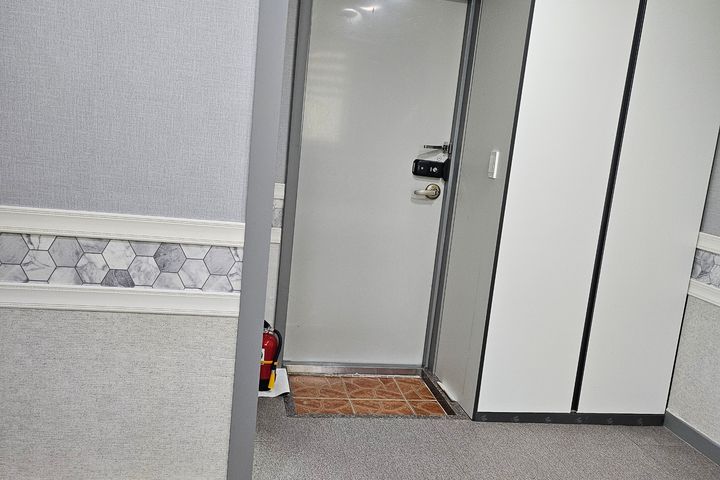 Two-room unit (No. 106) with convenient trans 0th image