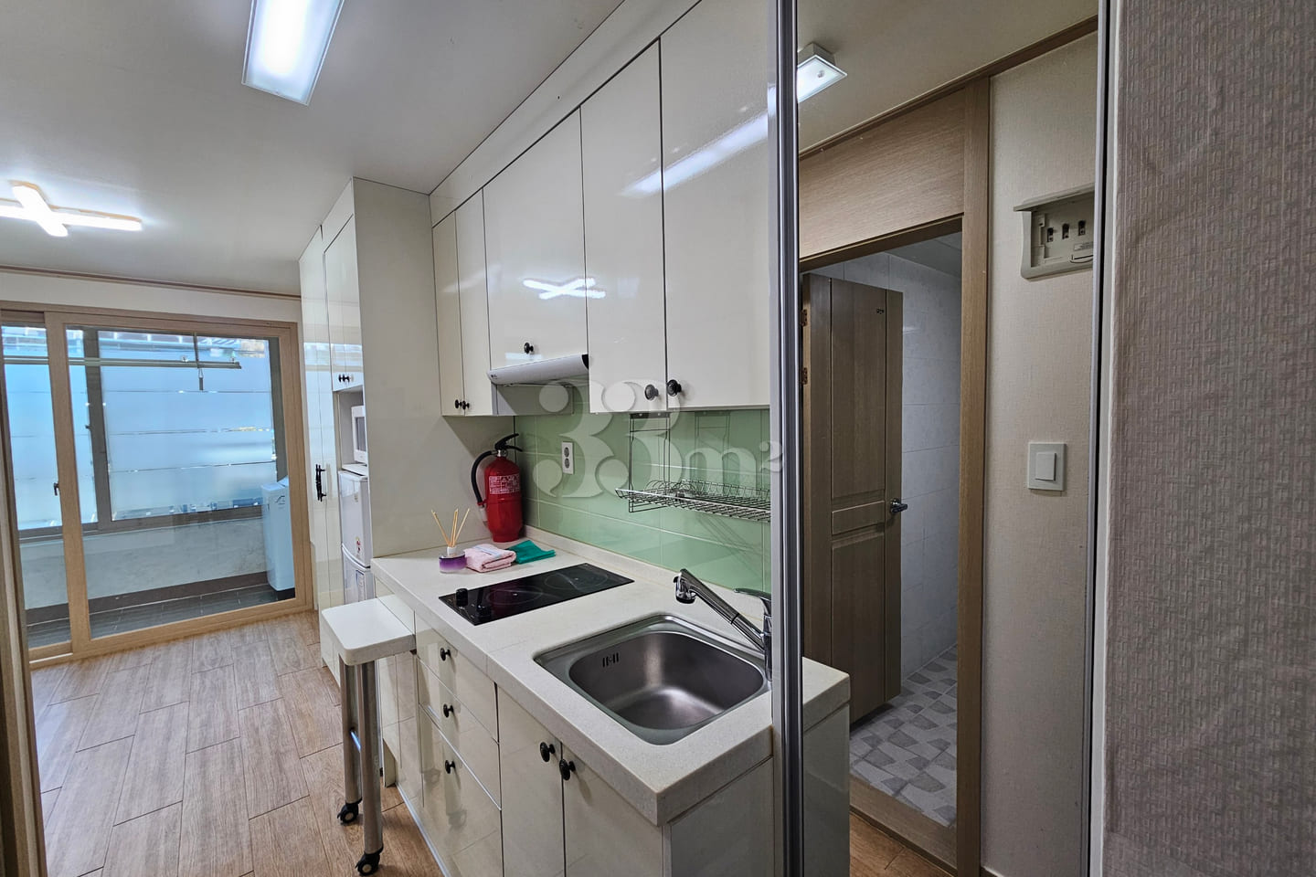 Studio Apartment 402 1th image