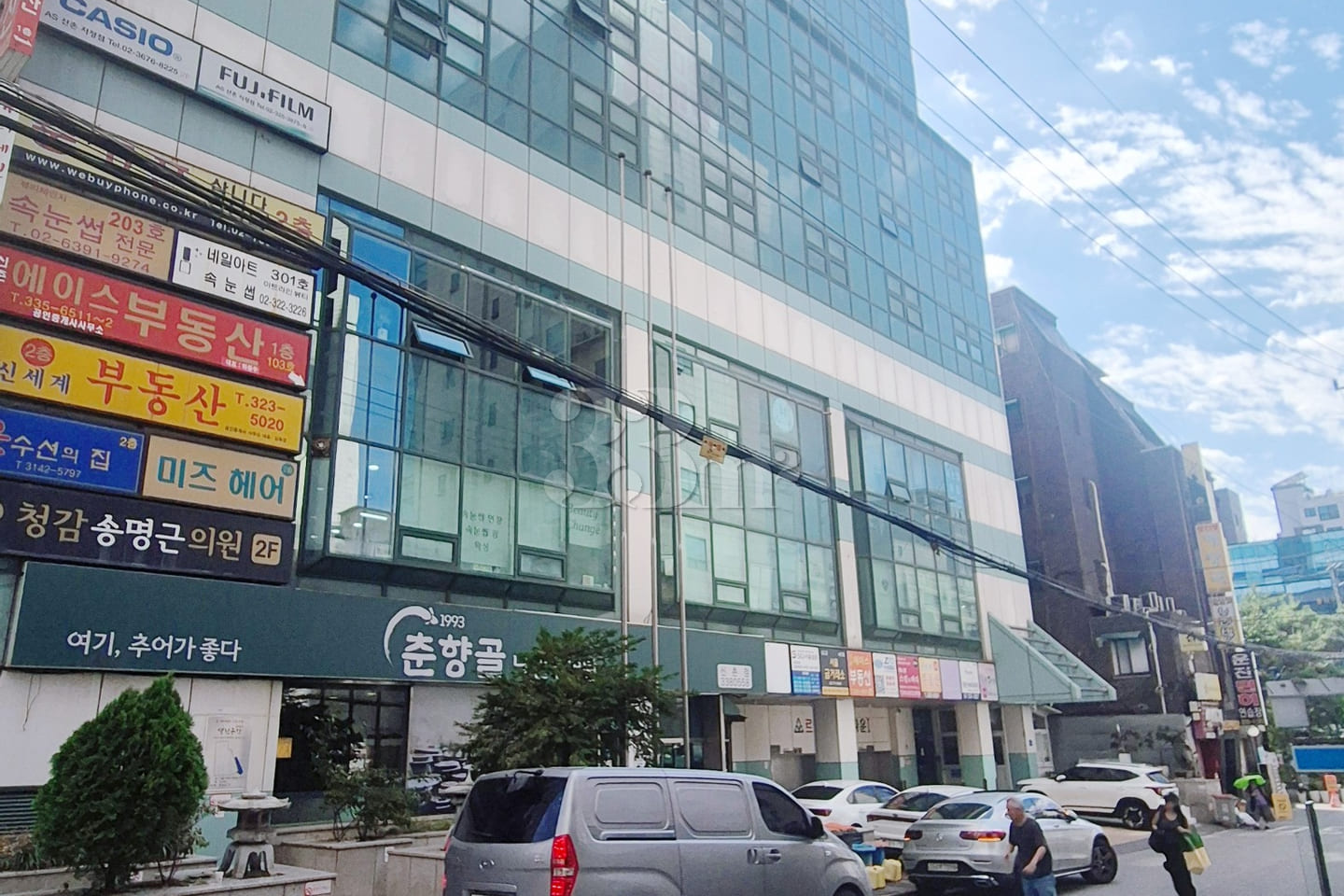 Great location in Sinchon; spacious room. 11th image