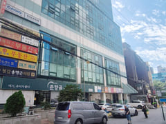 Great location in Sinchon; spacious room. 11th image