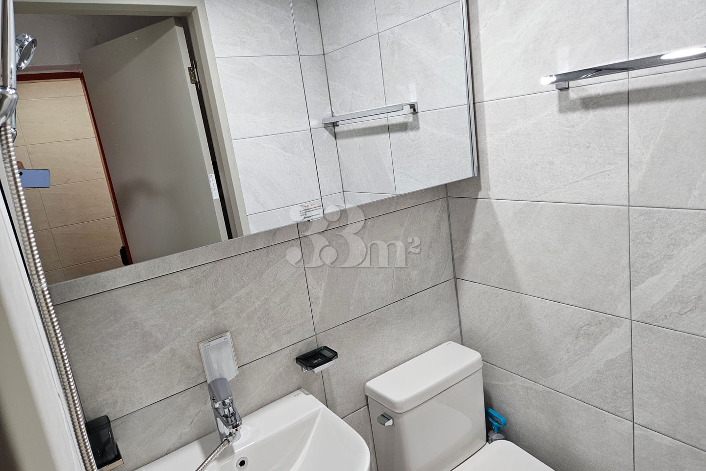 Clean studio apartment in a triple station ar 12th image