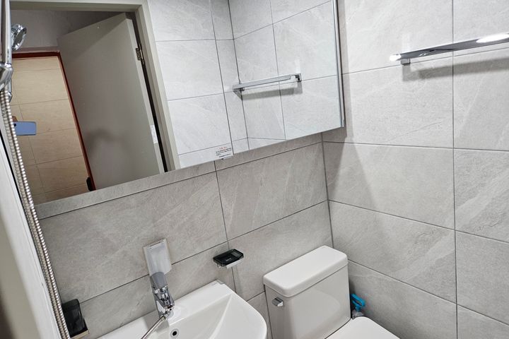 Clean studio apartment in a triple station ar 12th image