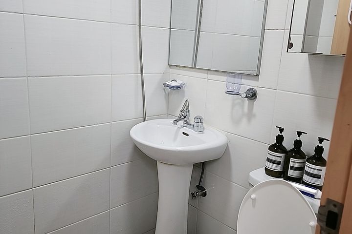 Clean and cozy room for two 13th image