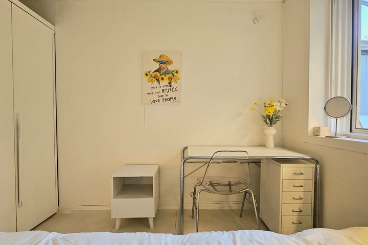 Middle Room B 6th image