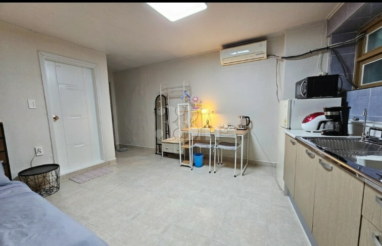 Clean studio apartment (private parking) 5th image