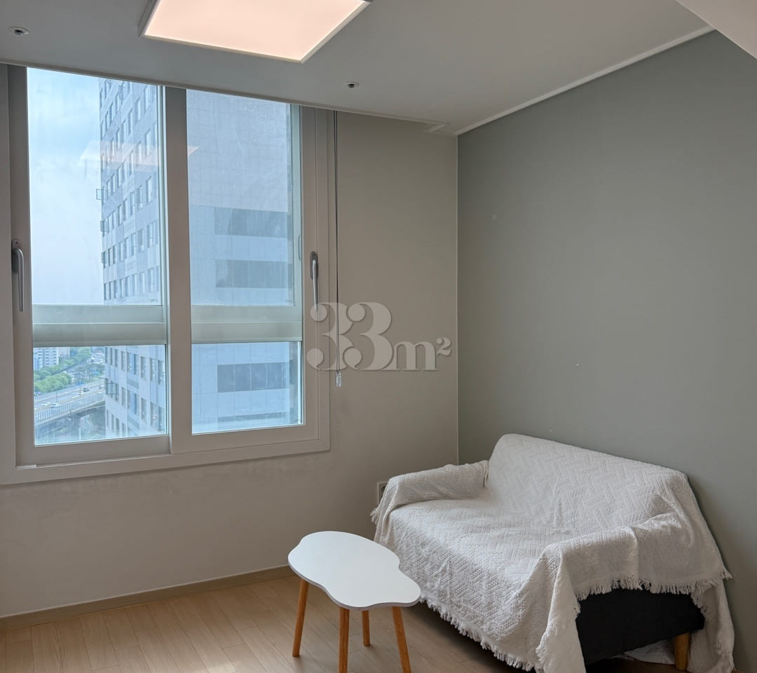 Sky House 13th image