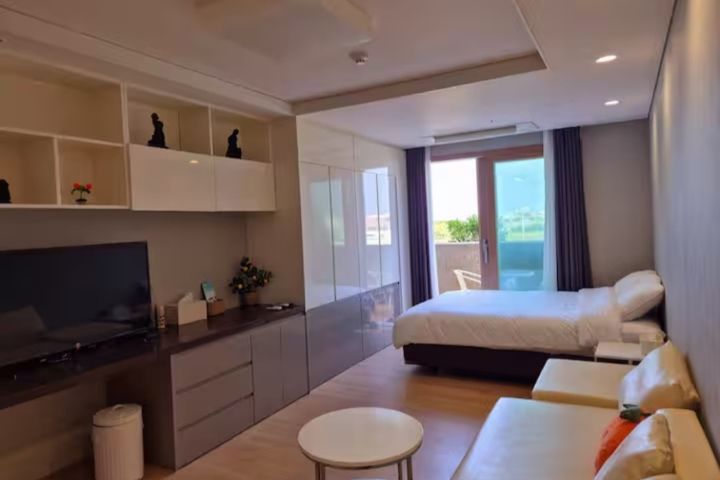An attractive accommodation with a sea view. 1th image