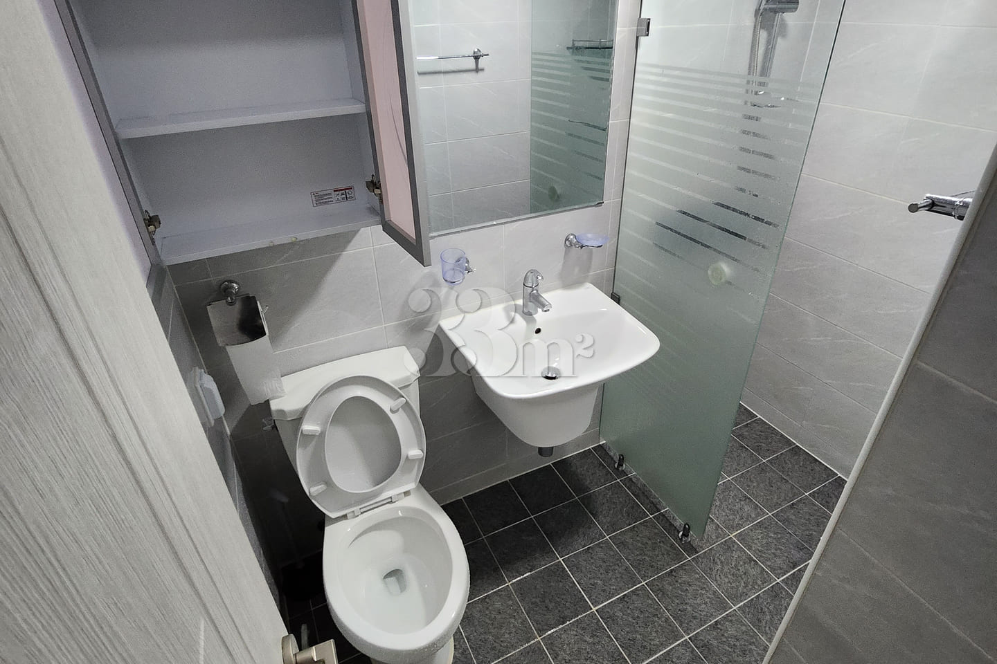 Fully renovated duplex unit, 2 minutes from Y 4th image